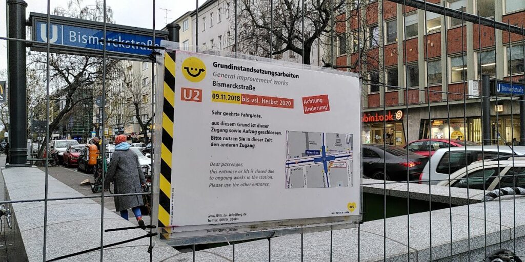 Bauzaun mit Schild der BVG am U-BAhnhof Bismarckstraße, aufgenommen am 31.3.22
